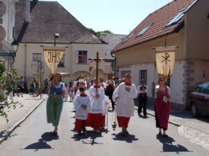 Häuser- und Blumenschmuck für die Fronleichnamsprozession am 04. Juni 2026